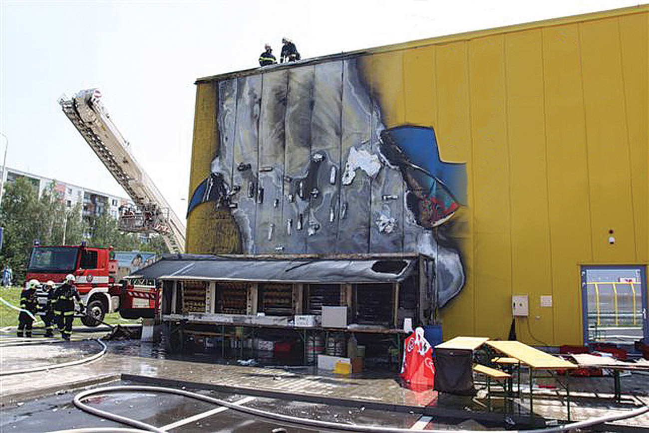 A case study at a furniture retail warehouse in Slovakia showed that the Kingspan insurer-certified PIR-insulated panel cores did not propagate fire to areas remote from the flame impingement and allowed no spread of fire into the store.