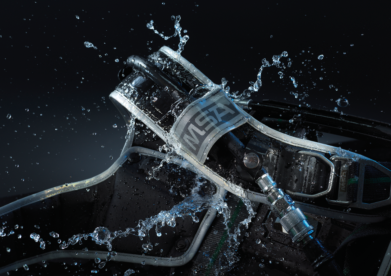 Water-repellent harness of the M1 SCBA.