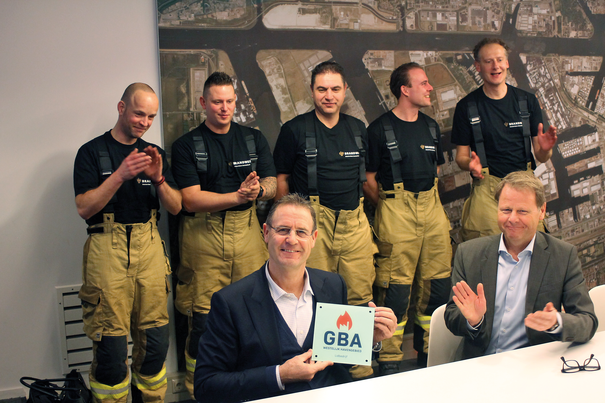 Industry members of the Board of Directors (Nissan and Oil-tanking) and the team on duty.