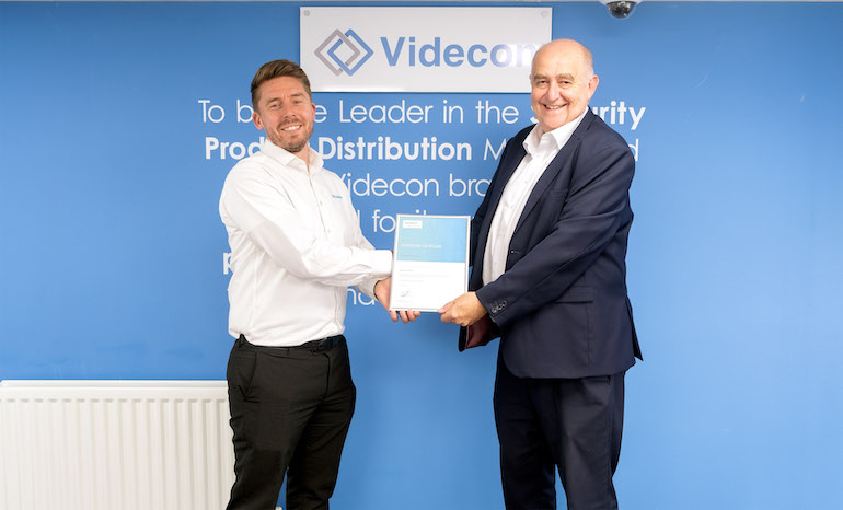 Rob Yates (right), Head of Fire Products, Siemens UK&I with Alan Fowlie, Sales Director, Videcon. (Siemens AG)
