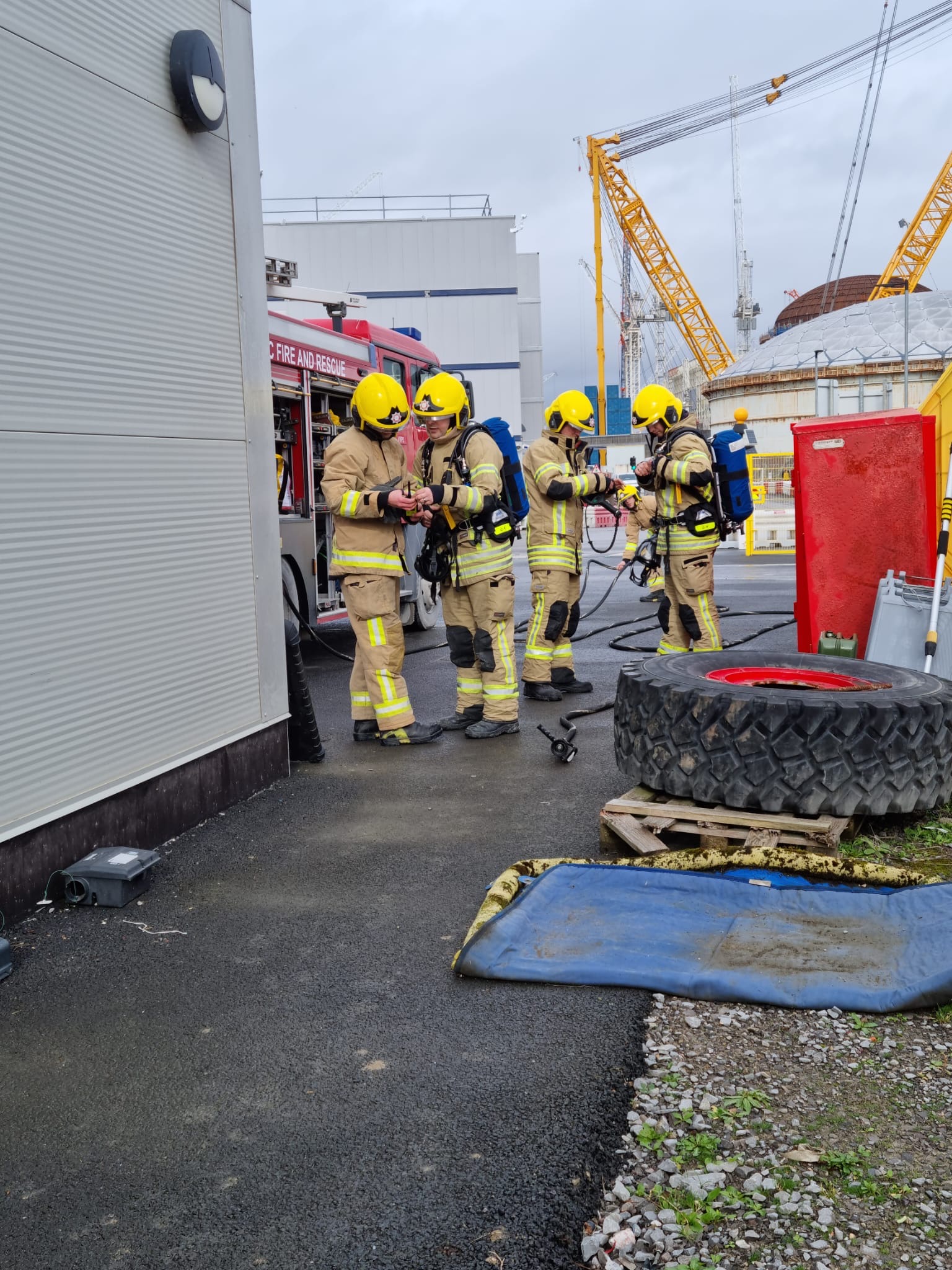 Emergency personnel protected by Dräger’s PSS®BG4 positive pressure breathing apparatus.